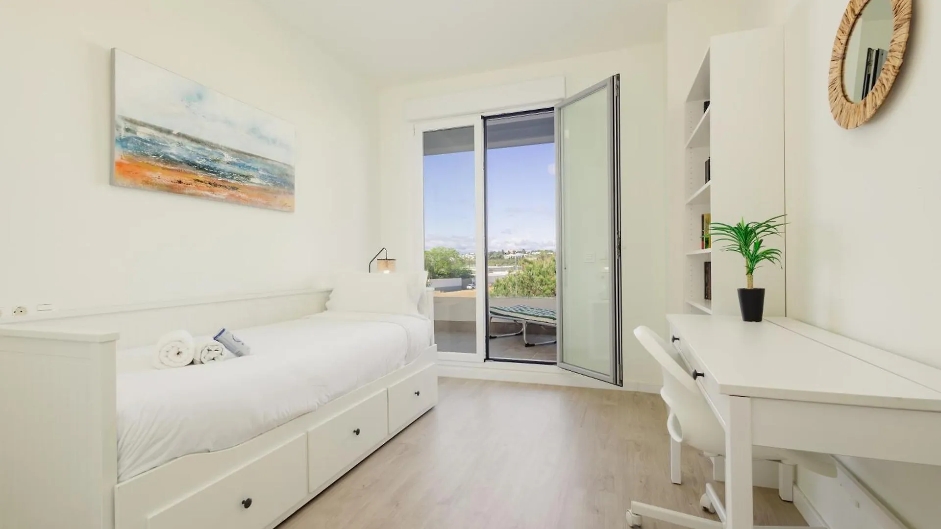 Contemporary 2 Bedroom Apartment In Nueva Andalucia 马尔韦利亚