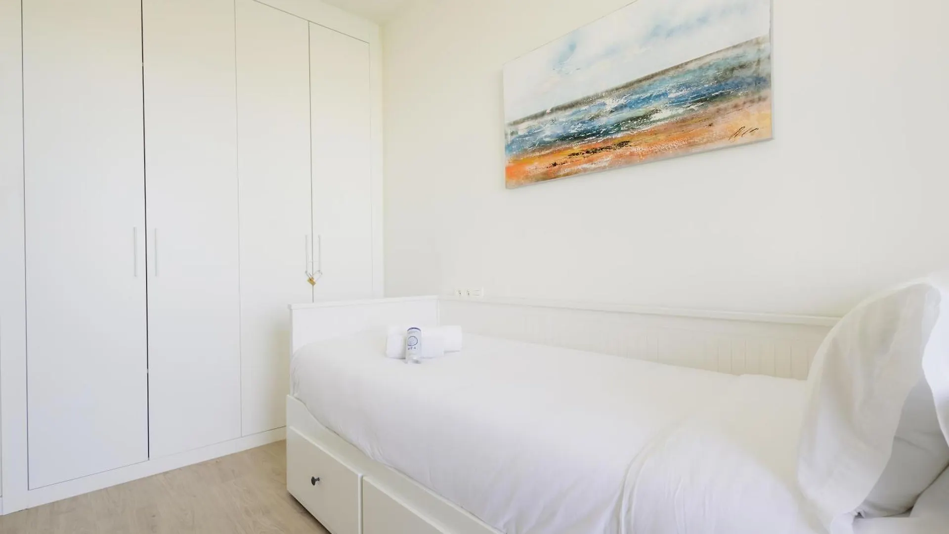 Contemporary 2 Bedroom Apartment In Nueva Andalucia 马尔韦利亚 0*,  西班牙