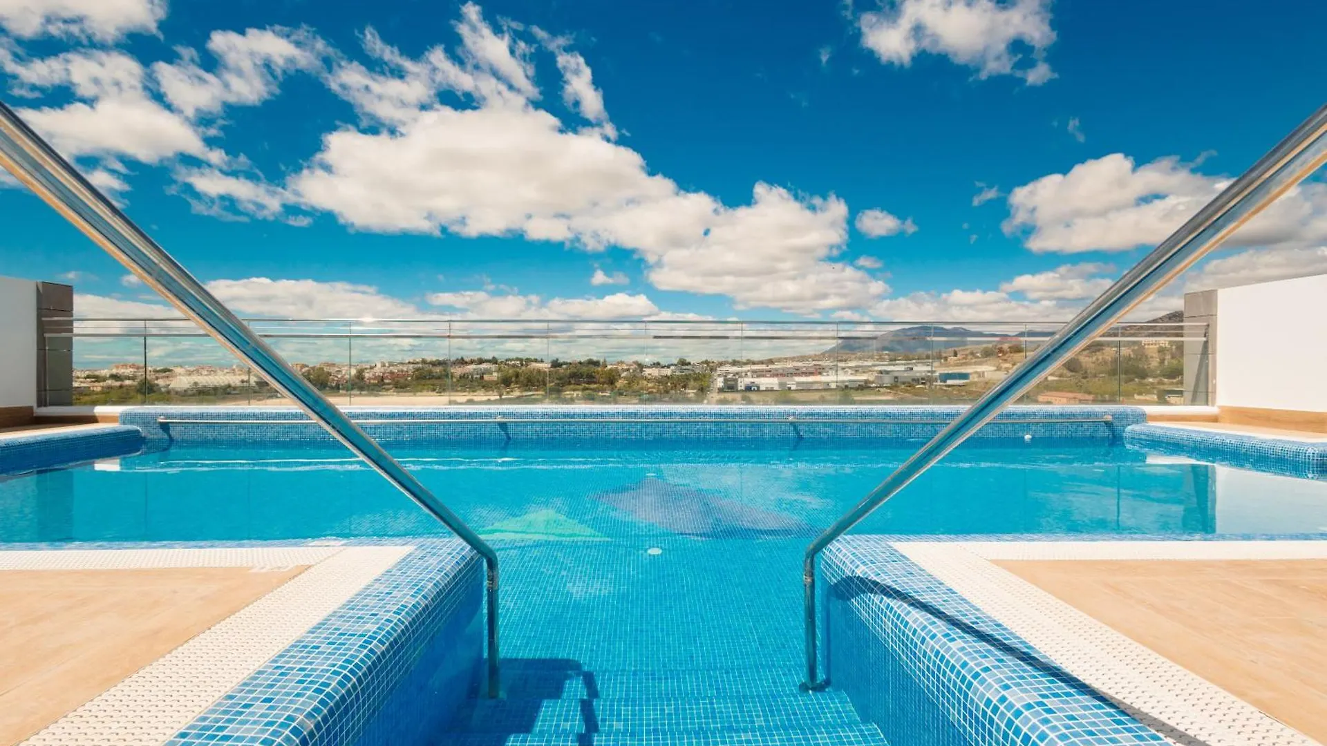 Contemporary 2 Bedroom Apartment In Nueva Andalucia 马尔韦利亚